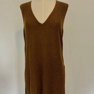 Knit V-neck top, with side slit